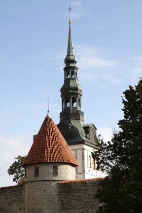 Stadtmauer und Turm der Nikolaikirche, Niguliste kirik - Toompea,,Domberg, 