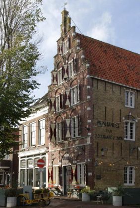 Historisches Packhaus am Grote Brede Plats - die frühere Kneipe Blauwe Hand und das heutige Eetcafé Nooitgedagt