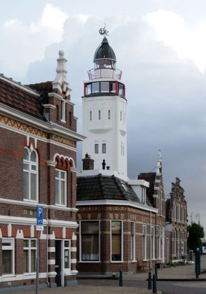 Historische Fassaden in der Hoge Willemskade und der Vuurtoren - Harlingen, Friesland