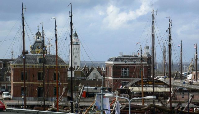 Segler-Masten und das historische Gebäude der Hafenverwaltung mit dem Vuurtoren