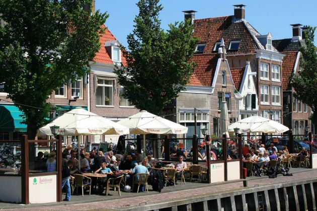 Aussenbereich des für seine leckere Erbsensuppe bekannte Café Noorderke am Noorderhaven