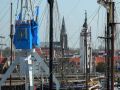 Blick auf die Stadt Harlingen mit Hafenkran, H. Aartsengel Michaël Kerk und Vuurtoren 