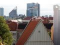 Blick über die Dächern der Altstadt zu den modernen Hochhäusern Tallinns - Kohtuotsa Aussichtsplattform auf dem Domberg
