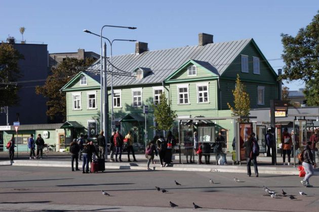 Tallinn Kalamaja - Holzhäuser am westlichen Bahnhofsvorplatz
