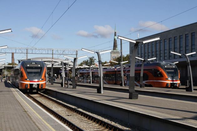 Der Kopfbahnhof von Tallinn mit hochmodernen Zügen