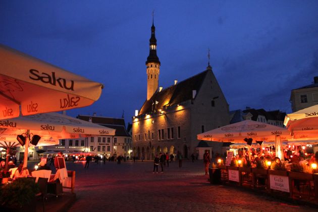 Tallinn - der Rathausmarkt mit dem historischen Rathaus zur berühmten Blauen Stunde
