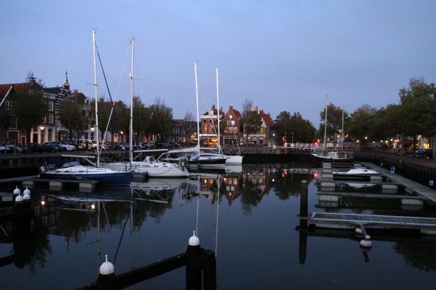 Segelyachten im Noorderhaven mit der Löwenbrücke - Harlingen, Friesland
