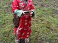 Dreijähriges Tuvinermädchen, chic mit Handtasche und Handy-Attrappe