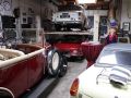 Die Garage des Automuseums Leeuwarden mit zwei Volvos, einem MG B und einem Peugeot 177 M2 Torpedo, Baujahr 1928