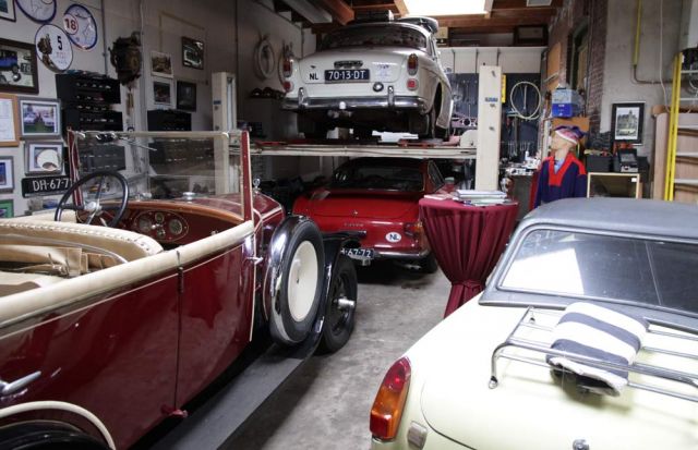 Die Garage des Automuseums Leeuwarden mit zwei Volvos, einem MG B und einem Peugeot 177 M2 Torpedo, Baujahr 1928