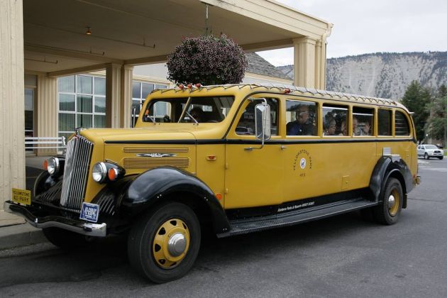Ein White Model 706 Omnibus der Baujahre 1936 bis 1939 vor dem Mammoth Hot Springs Hotel