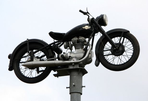 Die Motorrad-Säule vor dem Fahrzeugmuseum Suhl 