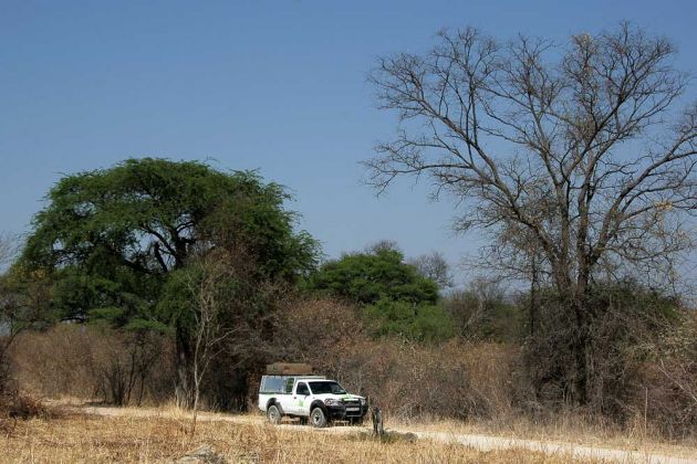 Mit dem Dachzelt-Safari-Fahrzeug auf einer Nebenstrasse im Caprivistreifen von Namibia auf dem Weg nach Botswana