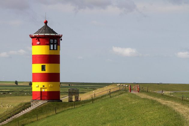 Der Pilsumer Leuchtturm bei Krummhörn, der bekannte Leuchtturm aus dem Otto-Film - Niedersachsen, Ostfriesland