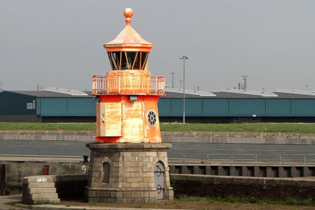 Der Leuchtturm Emden Westmole im Emder Aussenhafen an der Ems, Baujahr 1901 