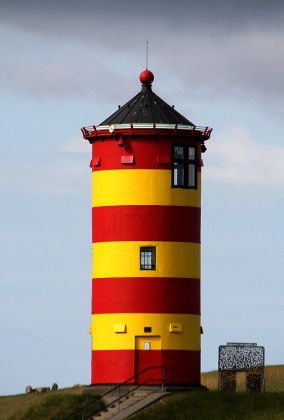 Der gusseiserne, elf Meter hohe Pilsumer Leuchtturm bei Krummhörn, eines der bekanntesten Wahrzeichen Ostfrieslands