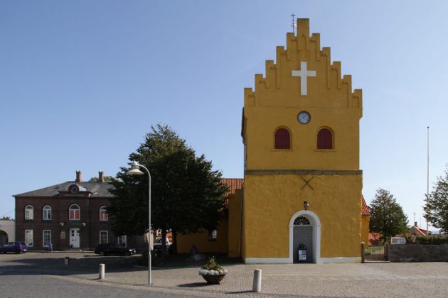 Allinge kirke, um 1500 als Kapelle errichtet und 1896 zur Kirche ausgebaut - Allinge, Bornholm