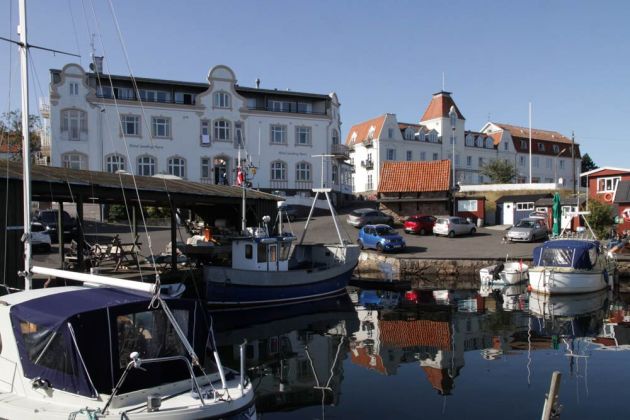 Der Hafen von Sandvig mit dem Starndhotellet und dem Hotel Sandvig Havn - Ferieninsel Bornholm