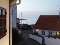 Blue Hour auf Bornholm - Blick aus dem Fenster unseres Ferienhauses auf den Hafen von Sandvig