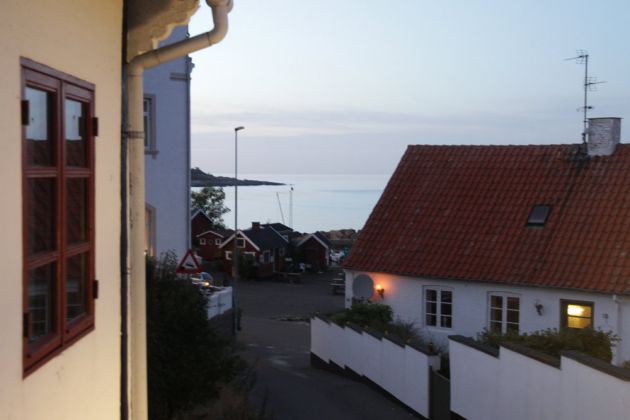 Blue Hour auf Bornholm - Blick aus dem Fenster unseres Ferienhauses auf den Hafen von Sandvig