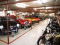 Historisk Bil & Motor Museum - ein Blick in die grosse Halle von Bornholms Automobilmuseum