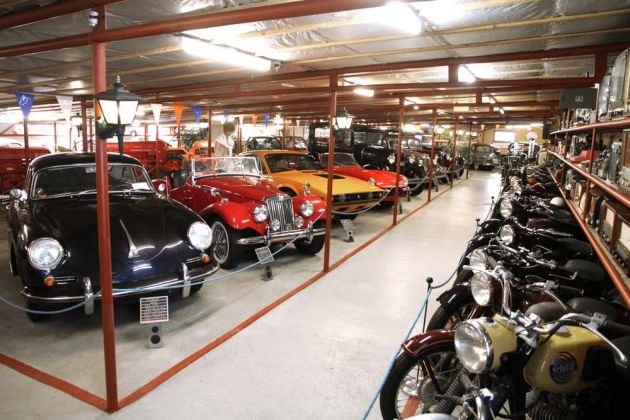 Historisk Bil & Motor Museum - ein Blick in die grosse Halle von Bornholms Automobilmuseum