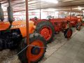 Bornholms Automobilmuseum - auch einige historische Traktoren stehen in der grossen Halle