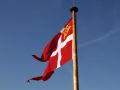 Die dänische Flagge des Ausflugs- und Postdampfers 'Ertholm' während der Überfahrt von Gudjem zu den Erbseninseln