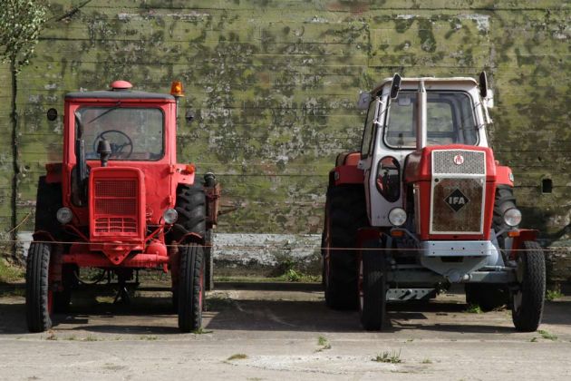 Zwei DDR-Traktoren vor Halle 2 - Technikmuseum Pütnitz