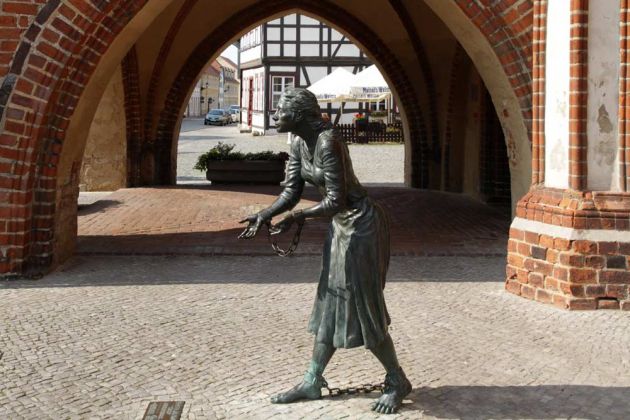 Das Grete-Minde-Denkmal am historischen Rathaus in Tangermünde