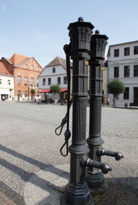 Alte Pumpen am historischen Rathaus in Tangermünde