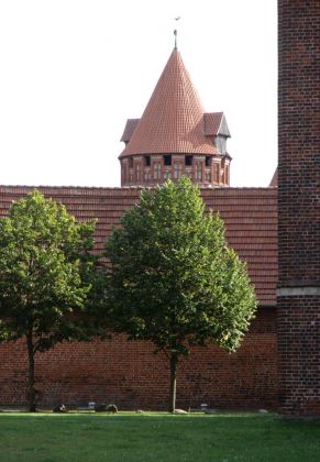 Blick von der St. Stephanskirche auf den Gefängnisturm der Burg Tangermünde