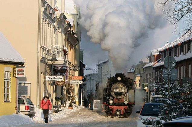 Die Mecklenburgische Bäderbahn Molli im Winter - der Dampfzug mit der Lok 99 2331-9 in der Mollistrasse in Bad Doberan
