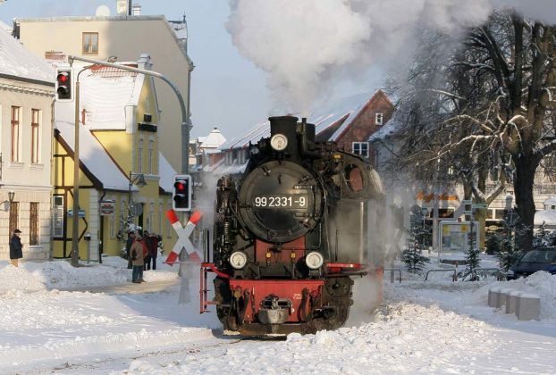 Mecklenburgische Bäderbahn MolliDie Mecklenburgische Bäderbahn Molli im Winter - der Dampfzug mit der Lok 99 2331-9 auf dem Alexandrinenplatz in Bad Doberan