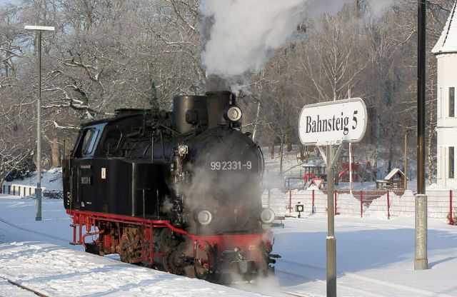 Die Mecklenburgische Bäderbahn Molli im Winter - die Dampflok 99 2331-9 am Bahnsteig 5 in Bad Doberan