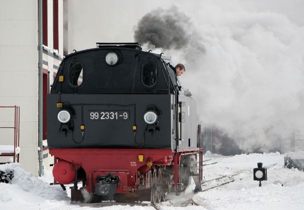 Die Mecklenburgische Bäderbahn Molli im Winter - Rangierfahrt der Dampflok 99 2331-9 in der Bahnwerkstatt Bad Doberan