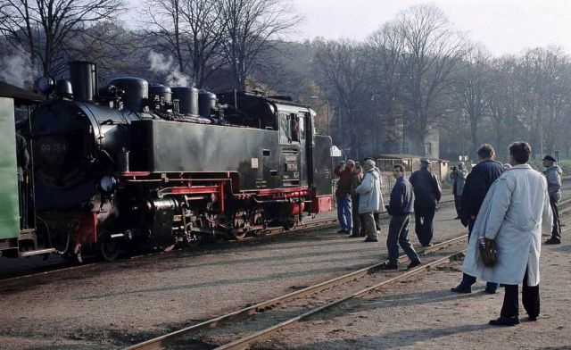 Die Rügensche Bäderbahn - der Dampfzug 'Rasender Roland' hält am Kleinbahnhof Binz LB
