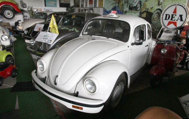 Ein in Mexico als Taxi eingesetzter VW-Käfer mit verbreiterter rechter Tür - ein Original im Automuseum Braunschweig Ein in Mexico als Taxi eingesetzter VW-Käfer mit verbreiterter rechter Tür - ein Original im Automuseum Braunschweig