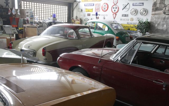 Ein Blick in den rechten Abschnitt der grossen Halle des Automuseums Braunschweig Ein Blick in den rechten Abschnitt der grossen Halle des Automuseums Braunschweig