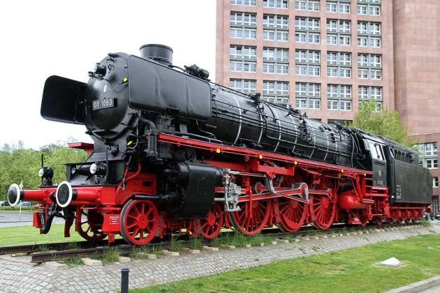 Die Schnellzug-Dampflokomotive 01 1063 der Baureihe 01.10 auf dem Denkmalsockel vor dem Braunschweiger Hauptbahnhof