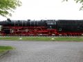 Die Schnellzug-Dampflokomotive 01 1063 der Baureihe 01.10 auf dem Denkmalsockel vor dem Braunschweiger Hauptbahnhof