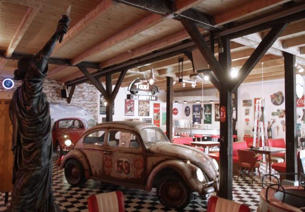 Ein Original ‚Herbie‘ VW-Käfer aus der Disney-Filmproduktion hat bei Grundmanns in Hessisch Oldendorf eine neue Heimat gefunden