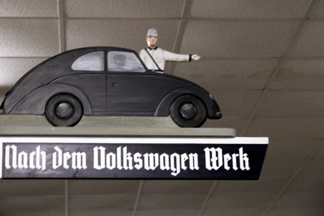 Der original Wegweiser zum Volkswagenwerk in Wolfsburg - Grundmann's Volkswagen-Sammlung in Hessisch Oldendorf Der original Wegweiser zum Volkswagenwerk in Wolfsburg - Grundmann's Volkswagen-Sammlung in Hessisch Oldendorf