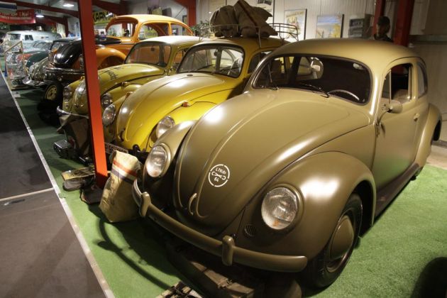 Eine kleine Volkswagen Käfer-Parade - vorn ein an die Bundeswehr geliefertes Fahrzeug Eine kleine Volkswagen Käfer-Parade - vorn ein an die Bundeswehr geliefertes Fahrzeug