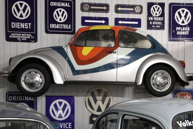 Ein Volkswagen-Käfer 1302 vor original VW-Service-Schildern Ein Volkswagen-Käfer 1302 vor original VW-Service-Schildern