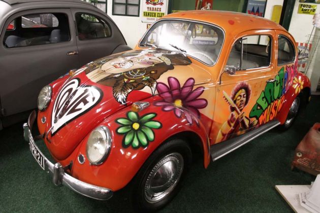 Ein Volkswagen Käfer - von einem Künstler anlässlich des 50jährigen Jubiläums des Woodstock-Festivals optisch aufgehübscht Ein Volkswagen Käfer - von einem Künstler anlässlich des 50jährigen Jubiläums des Woodstock-Festivals optisch aufgehübscht