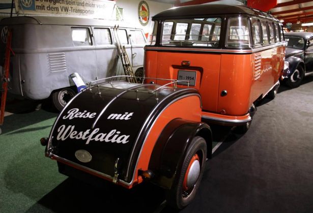 Das Volkswagen T 1 Achtsitzer-Sondermodell 'Samba', Baujahr 1954 - stilsicher mit Westfalia-Anhänger Das Volkswagen T 1 Achtsitzer-Sondermodell 'Samba', Baujahr 1954 - stilsicher mit Westfalia-Anhänger