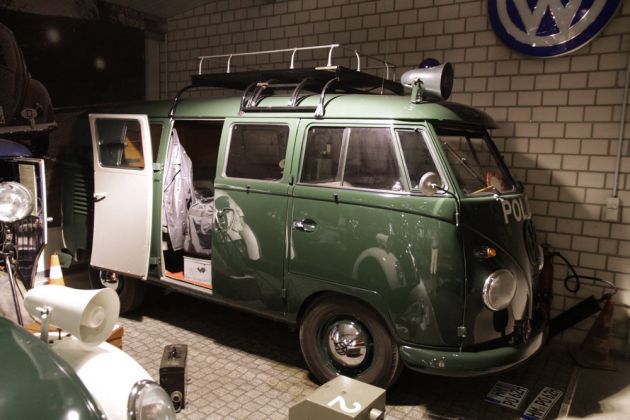 Ein Polizei-Bulli, Baujahr 1962, auf Basis des Volkswagen Busses T 1 mit Voll-Ausstattung Ein Polizei-Bulli, Baujahr 1962, auf Basis des Volkswagen Busses T 1 mit Voll-Ausstattung