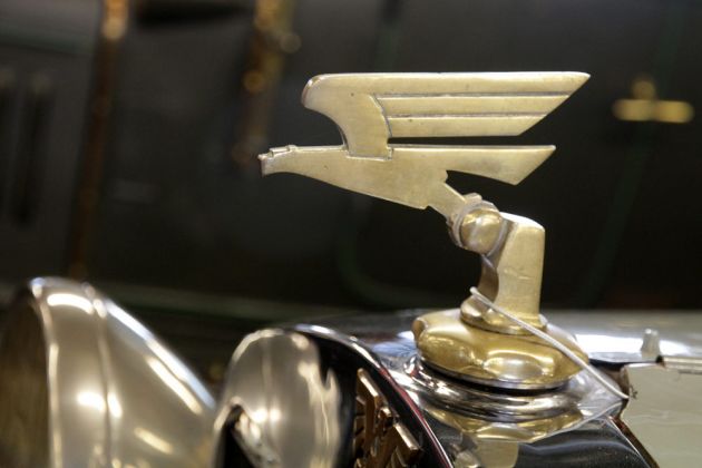Ein stilisierter Adler als Kühlerfigur des Adler Favorit Tourenwagens von 1943 - Entwurf Walter Gropius 