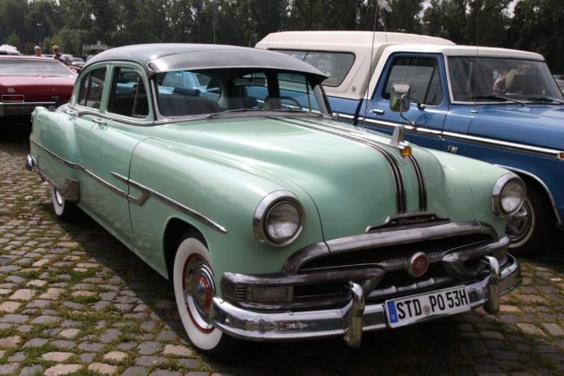 Ein Pontiac-Streamliner ‚Silver Streak‘, Modelljahr 1951 auf der Street Mag Show Hannover, 2021 Ein Pontiac-Streamliner ‚Silver Streak‘, Modelljahr 1951 auf der Street Mag Show Hannover, 2021